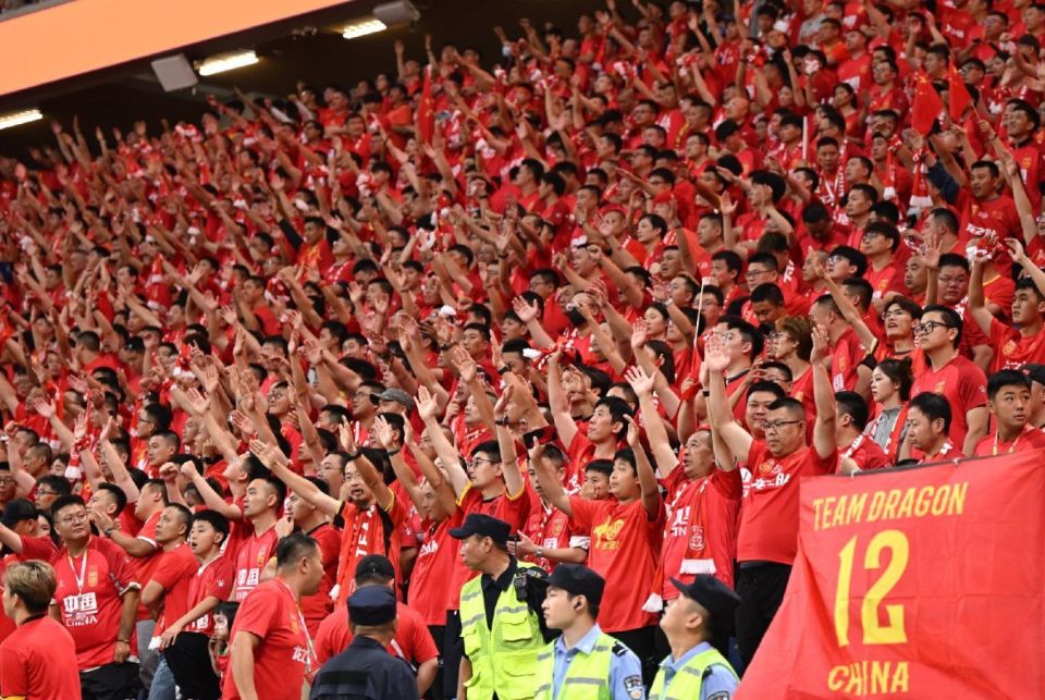 国内足球联赛球迷狂热支持赛程告示!的简单介绍 国内足球联赛球迷狂热支持赛程告示!的简单介绍